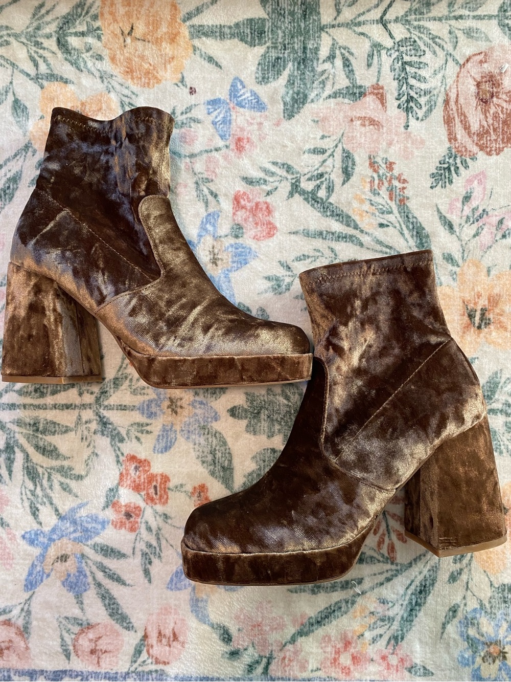 NWOT Steve Madden Retro Brown Velvet Block Heel Boots